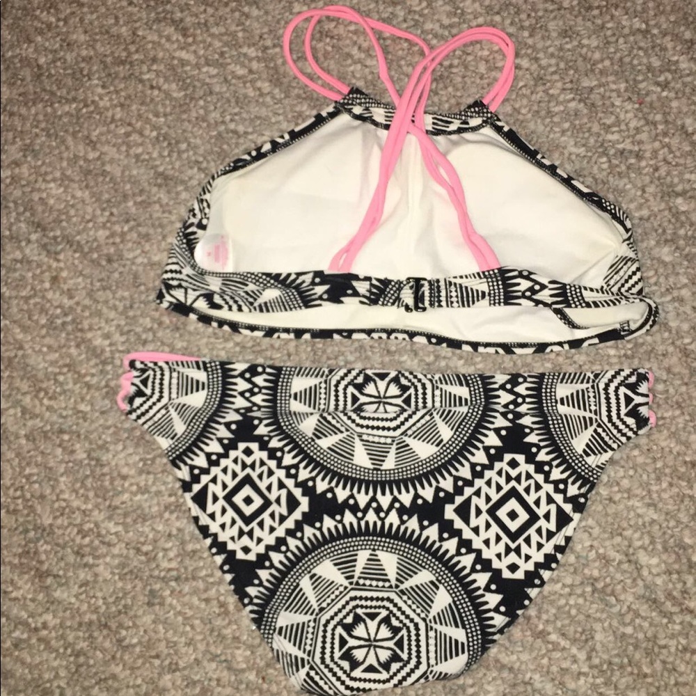 Bikini - Picture 2 of 2